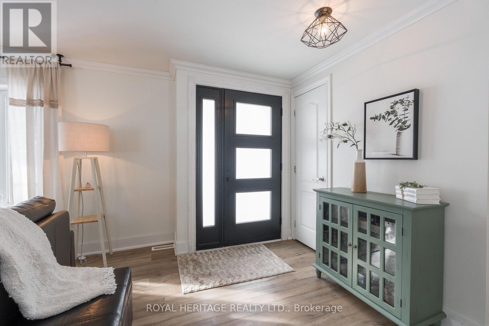 












104 LINDEN LANE

,
Innisfil,




Ontario
L9S1N4

