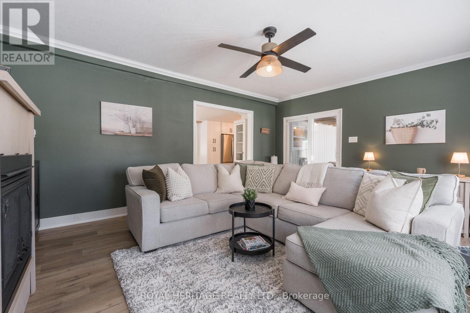 












104 LINDEN LANE

,
Innisfil,




Ontario
L9S1N4

