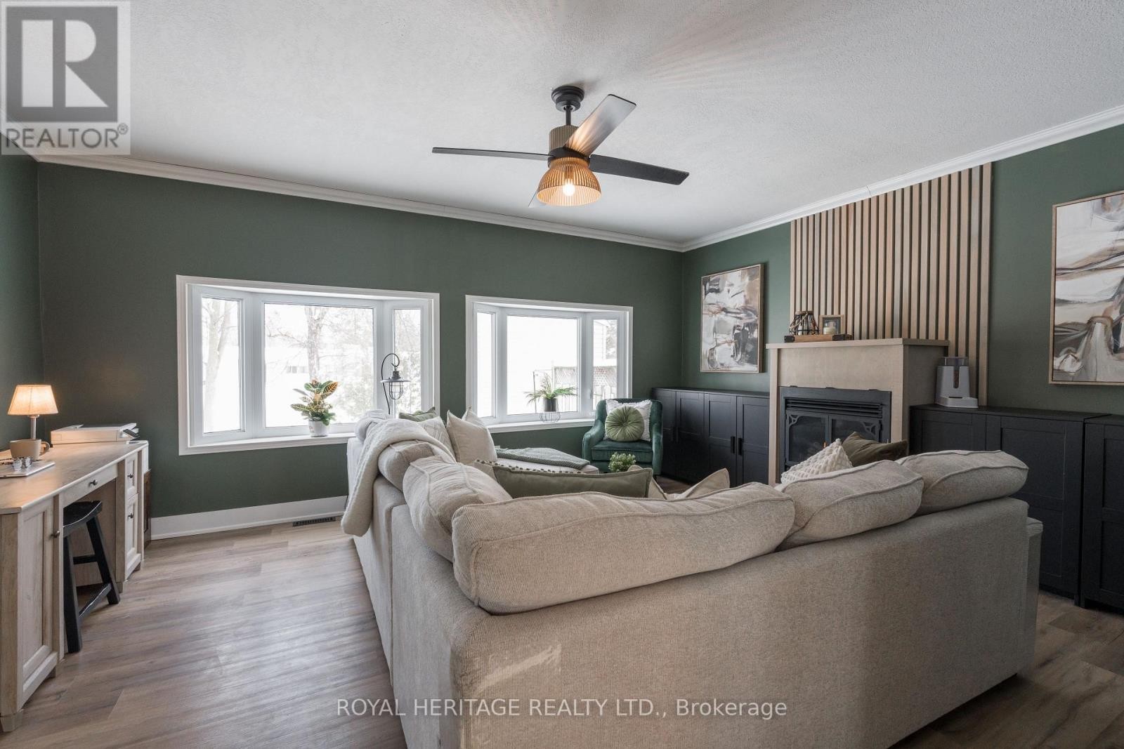 












104 LINDEN LANE

,
Innisfil,




Ontario
L9S1N4

