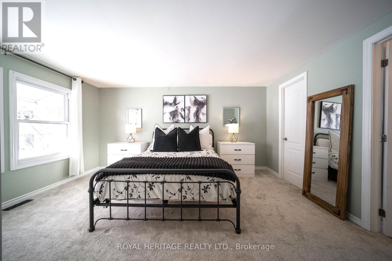 












104 LINDEN LANE

,
Innisfil,




Ontario
L9S1N4

