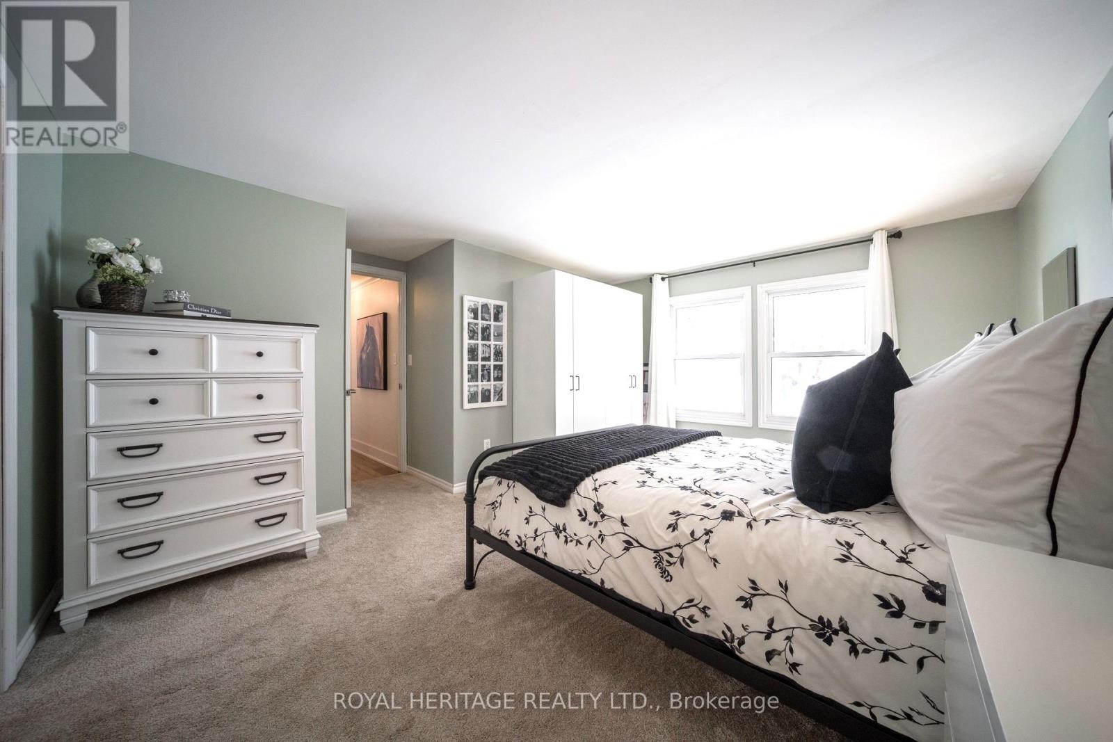 












104 LINDEN LANE

,
Innisfil,




Ontario
L9S1N4

