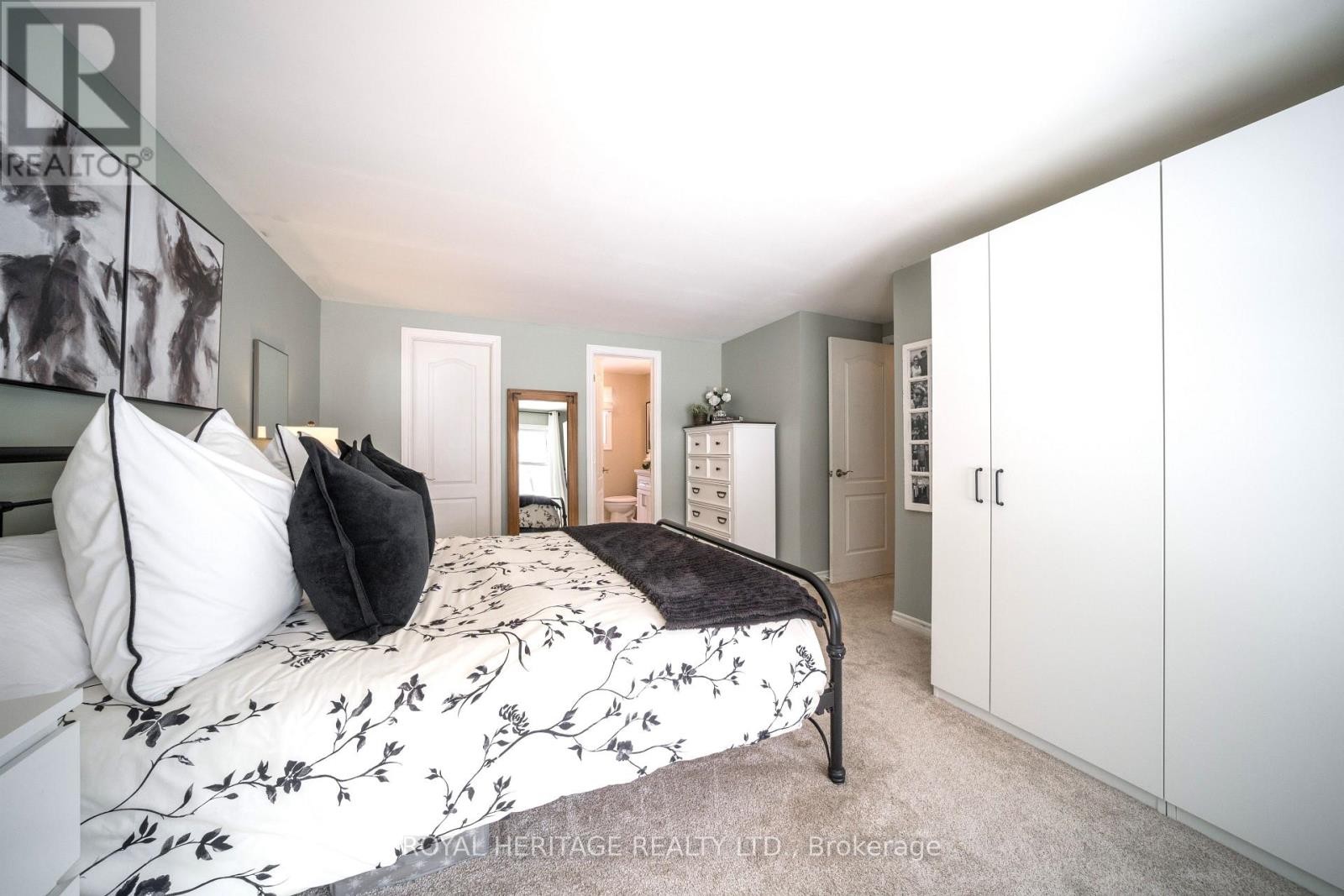 












104 LINDEN LANE

,
Innisfil,




Ontario
L9S1N4

