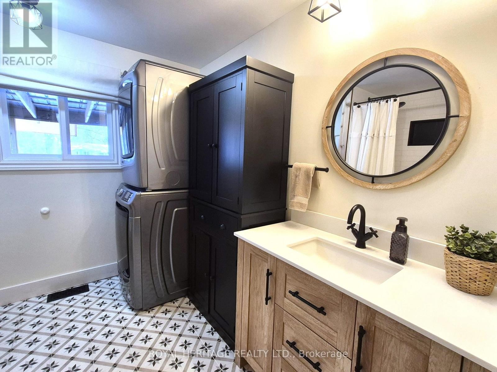 












104 LINDEN LANE

,
Innisfil,




Ontario
L9S1N4

