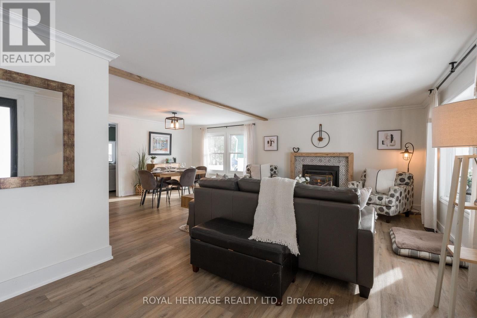 












104 LINDEN LANE

,
Innisfil,




Ontario
L9S1N4

