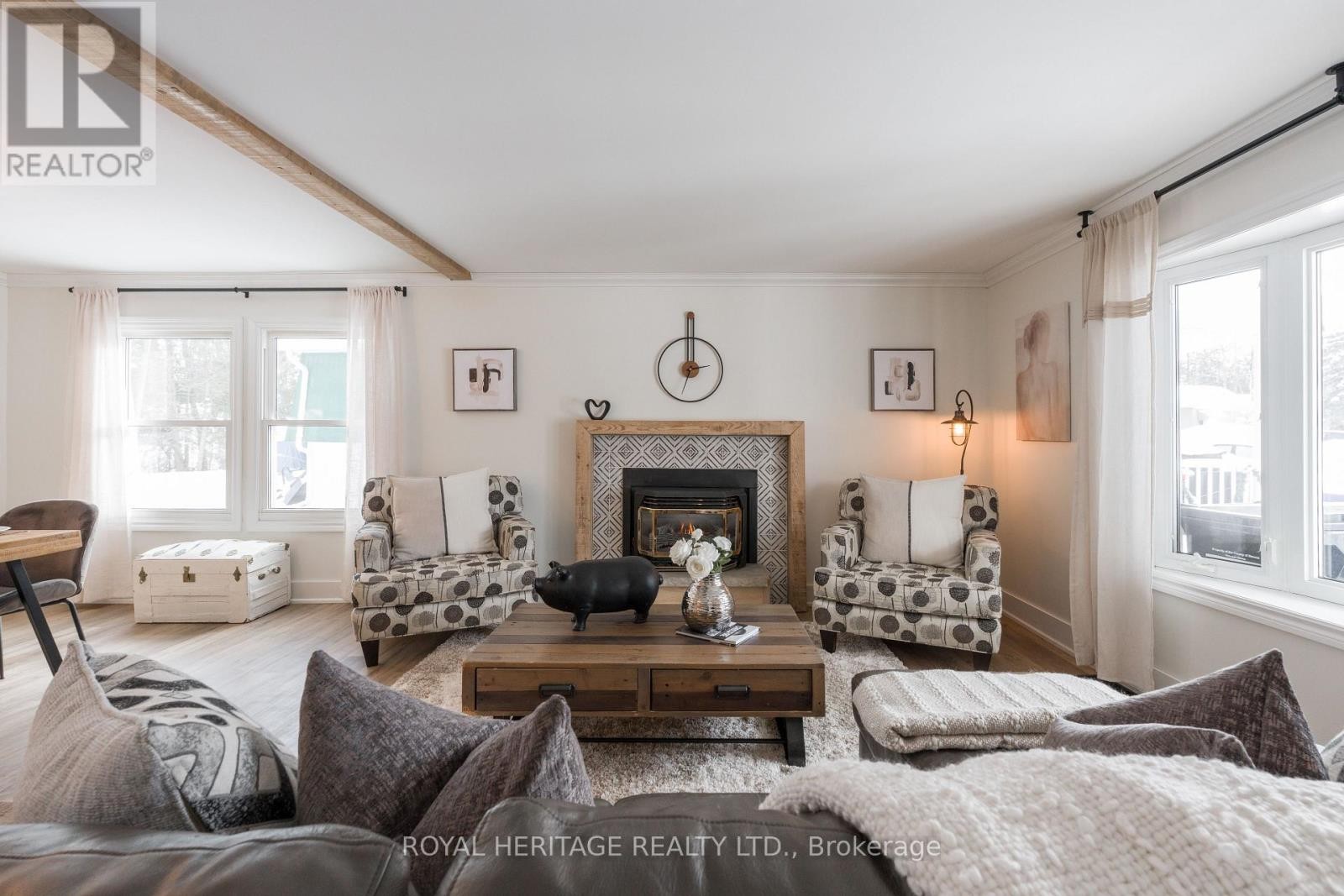 












104 LINDEN LANE

,
Innisfil,




Ontario
L9S1N4

