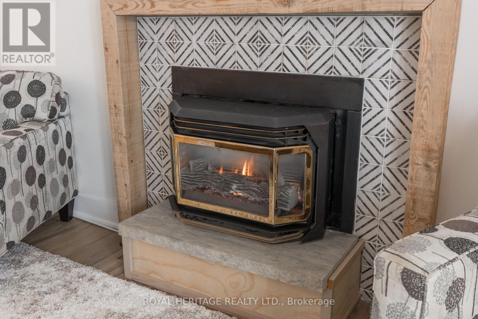 












104 LINDEN LANE

,
Innisfil,




Ontario
L9S1N4

