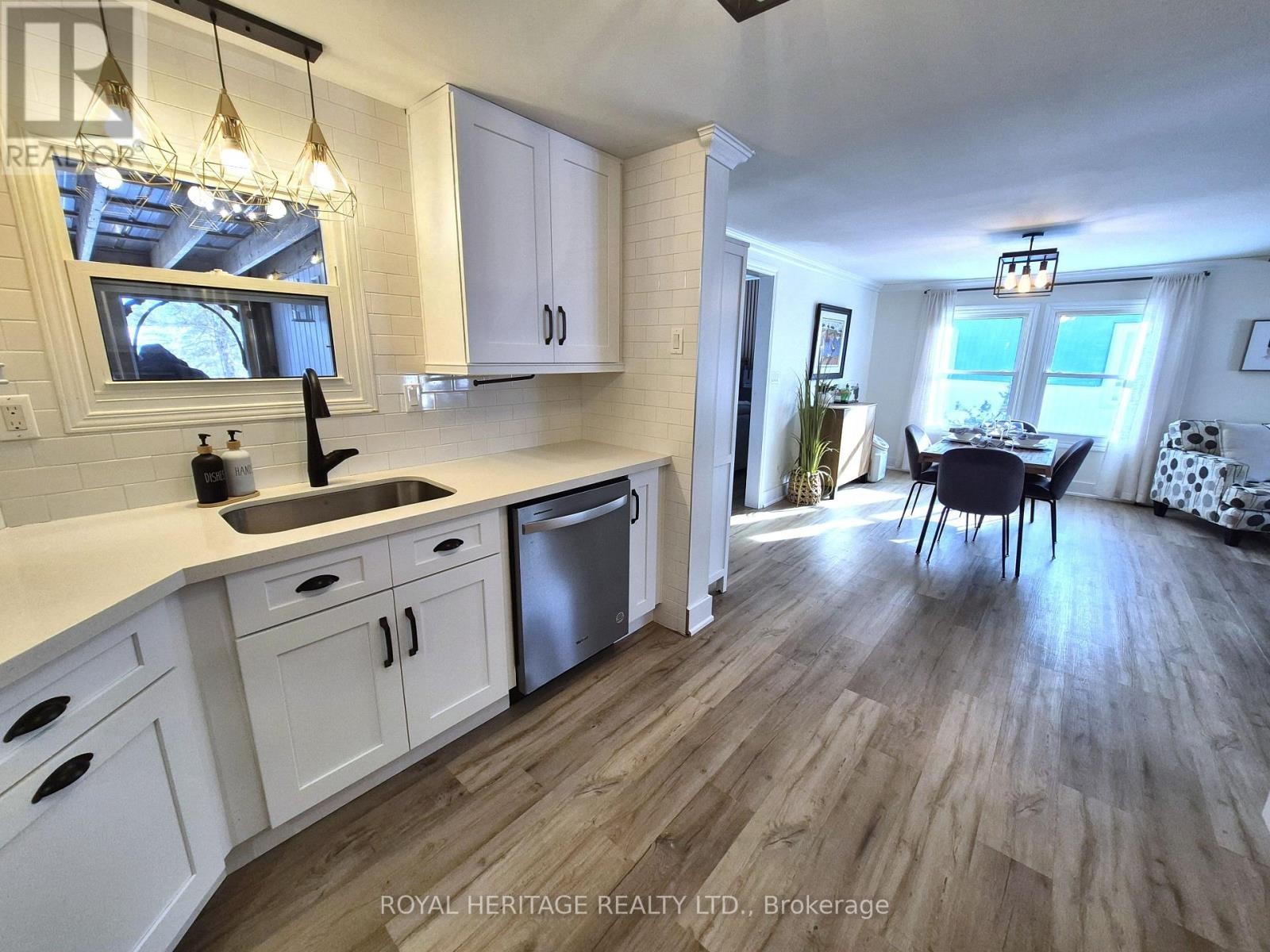 












104 LINDEN LANE

,
Innisfil,




Ontario
L9S1N4

