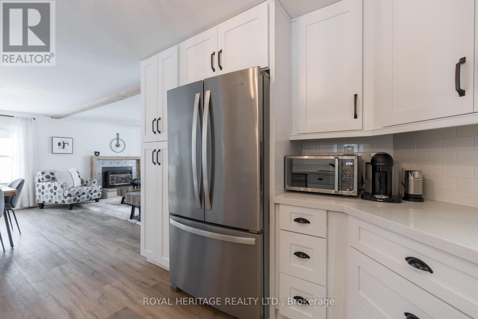 












104 LINDEN LANE

,
Innisfil,




Ontario
L9S1N4

