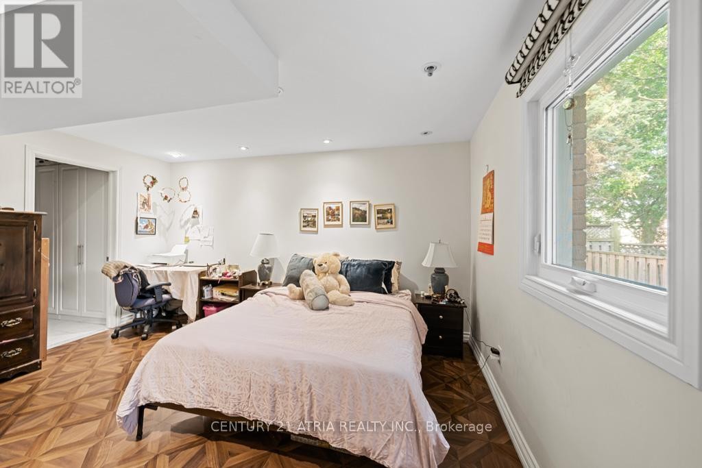 












33 AUTUMN WAY

,
Aurora (Aurora Heights),




Ontario
L4G4P2

