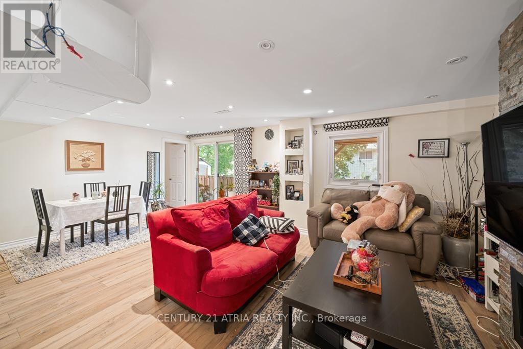 












33 AUTUMN WAY

,
Aurora (Aurora Heights),




Ontario
L4G4P2

