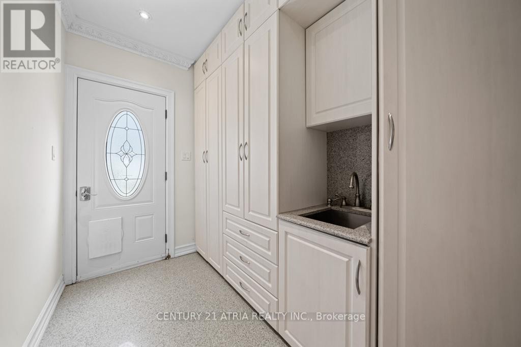 












33 AUTUMN WAY

,
Aurora (Aurora Heights),




Ontario
L4G4P2

