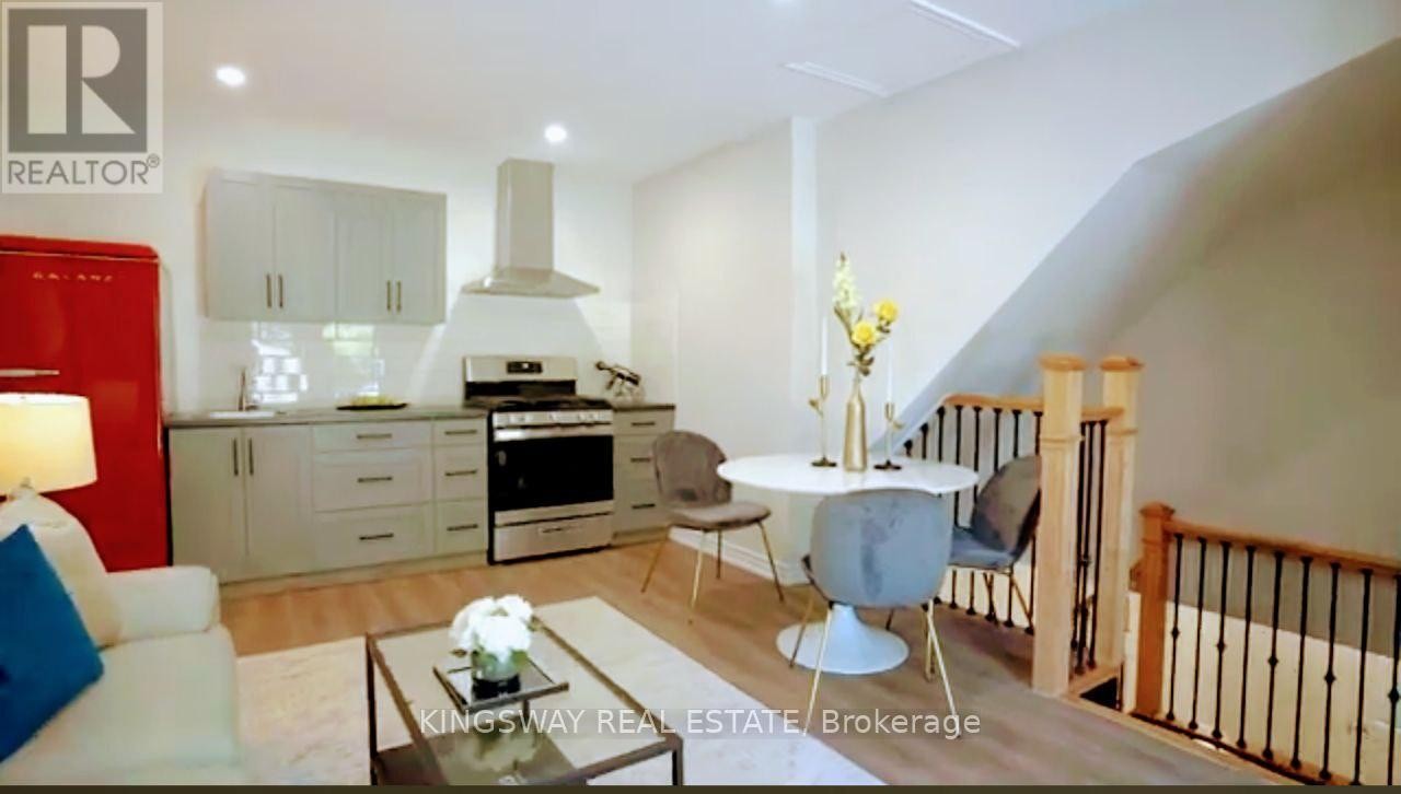 












2-945 VANCE CRESCENT

,
Innisfil (Alcona),




Ontario
L9S1V5

