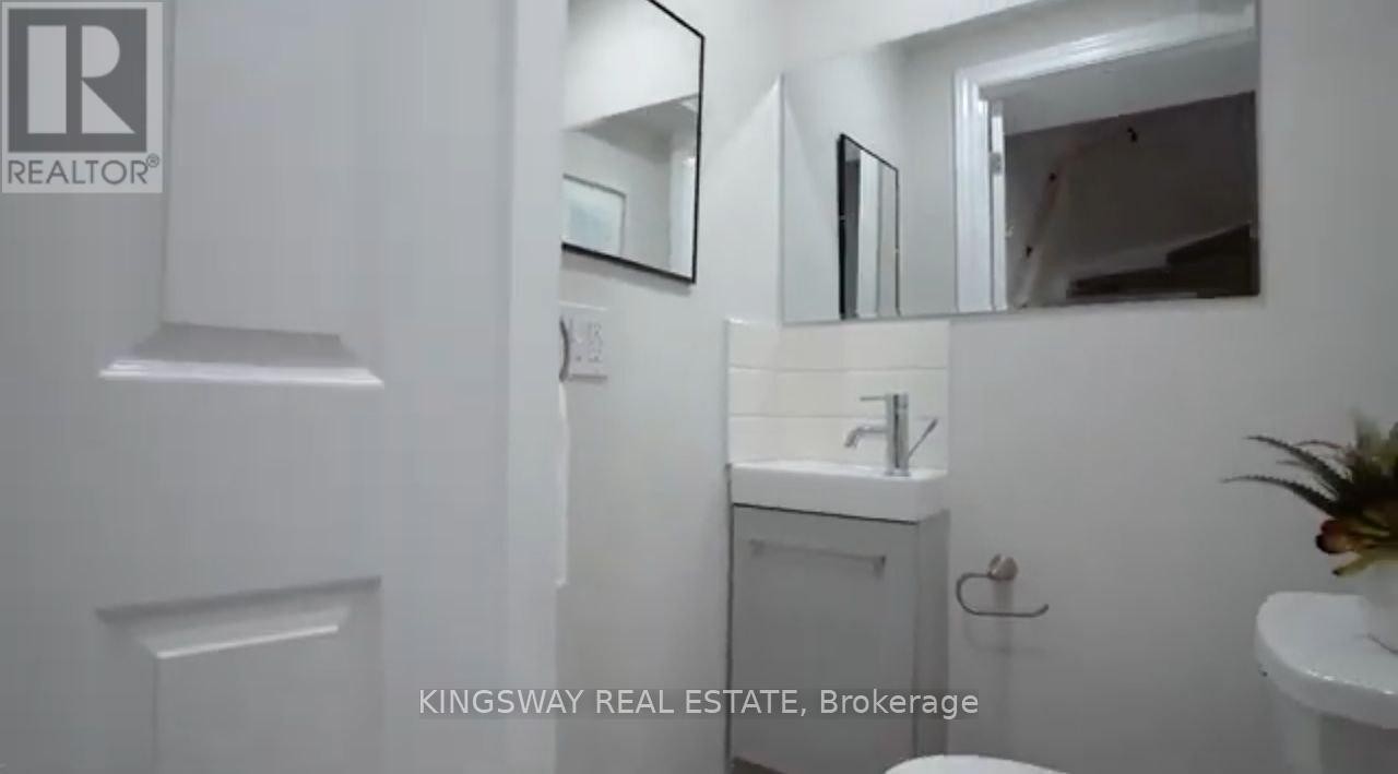 












2-945 VANCE CRESCENT

,
Innisfil (Alcona),




Ontario
L9S1V5

