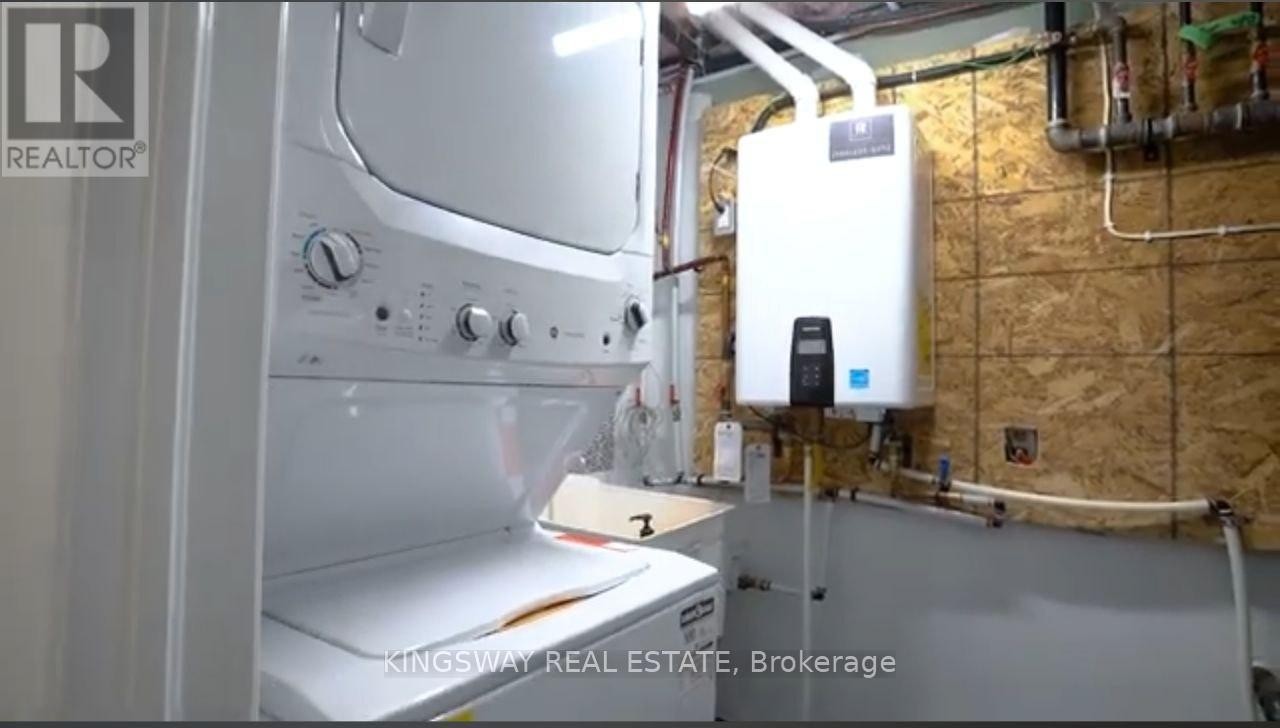 












2-945 VANCE CRESCENT

,
Innisfil (Alcona),




Ontario
L9S1V5

