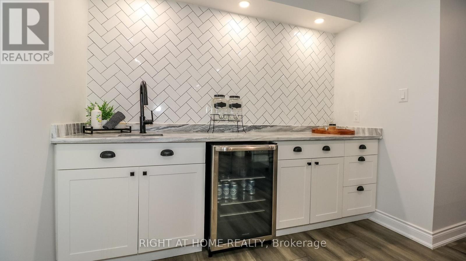 












769 FREEMONT COURT

,
Innisfil (Alcona),




Ontario
L9S0K4

