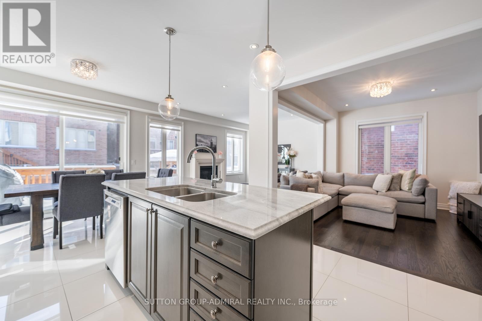 












124 MONDIAL CRESCENT

,
East Gwillimbury (Queensville),




Ontario
L9N0S2

