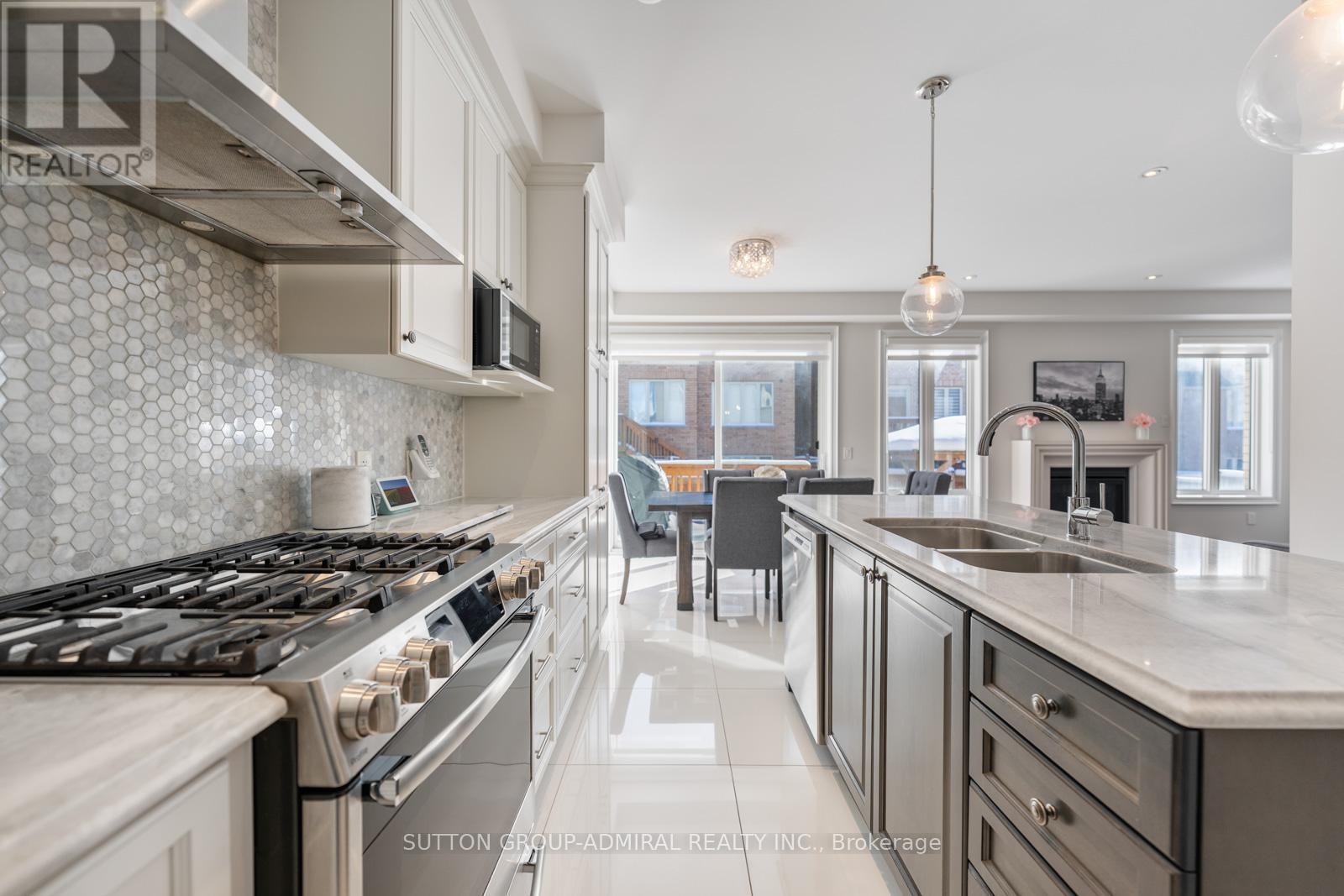 












124 MONDIAL CRESCENT

,
East Gwillimbury (Queensville),




Ontario
L9N0S2

