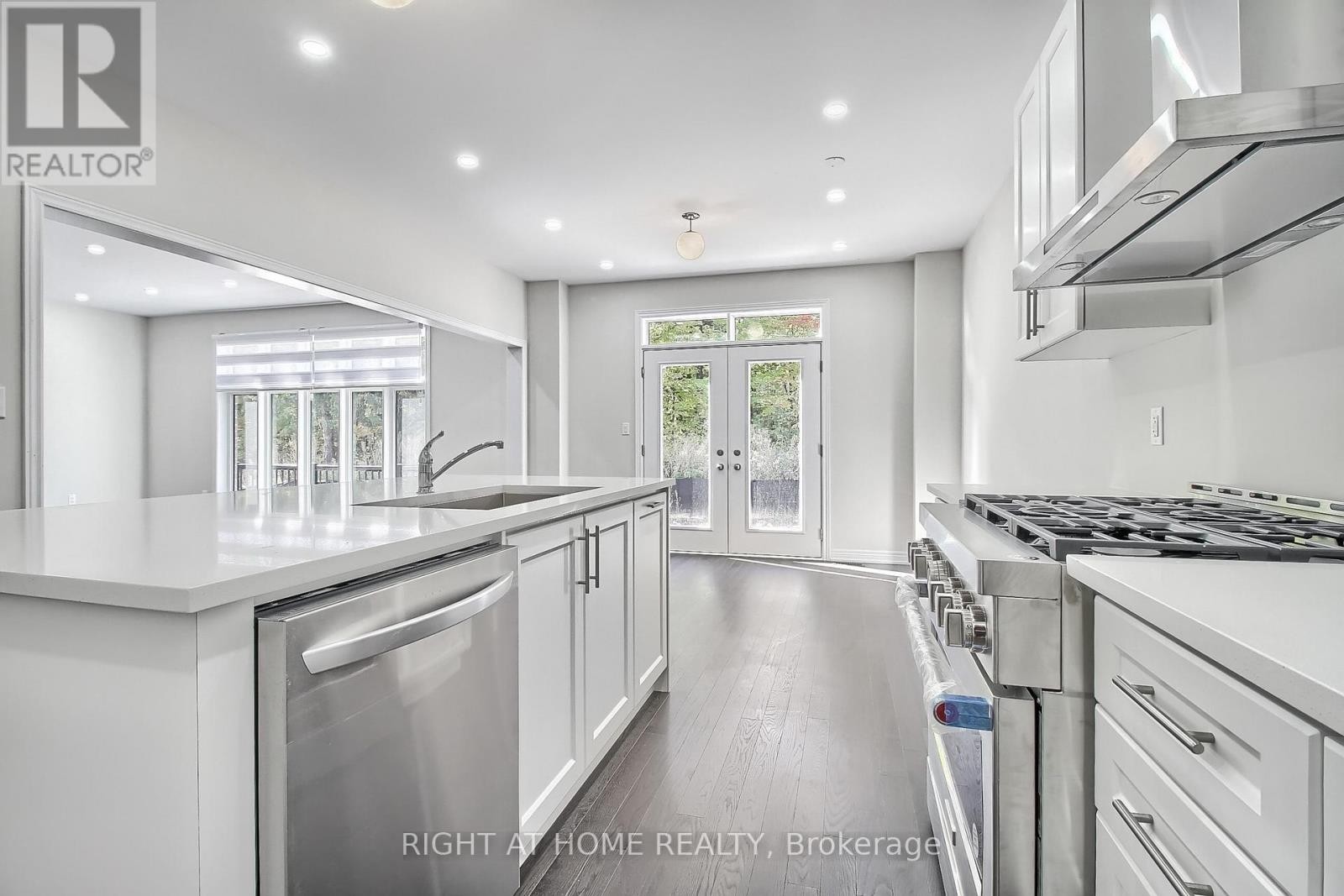 












31 DOROTHY CAINE CRESCENT

,
Georgina (Keswick South),




Ontario
L4P3E9

