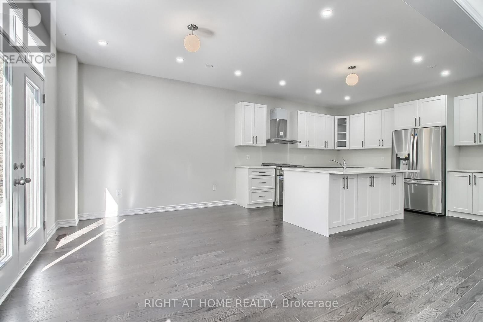 












31 DOROTHY CAINE CRESCENT

,
Georgina (Keswick South),




Ontario
L4P3E9

