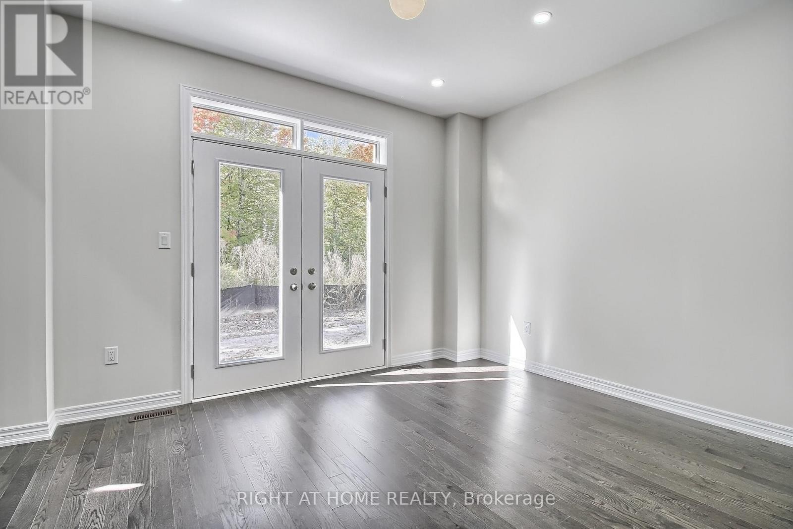 












31 DOROTHY CAINE CRESCENT

,
Georgina (Keswick South),




Ontario
L4P3E9

