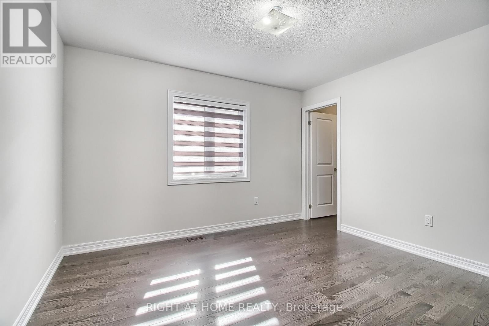 












31 DOROTHY CAINE CRESCENT

,
Georgina (Keswick South),




Ontario
L4P3E9

