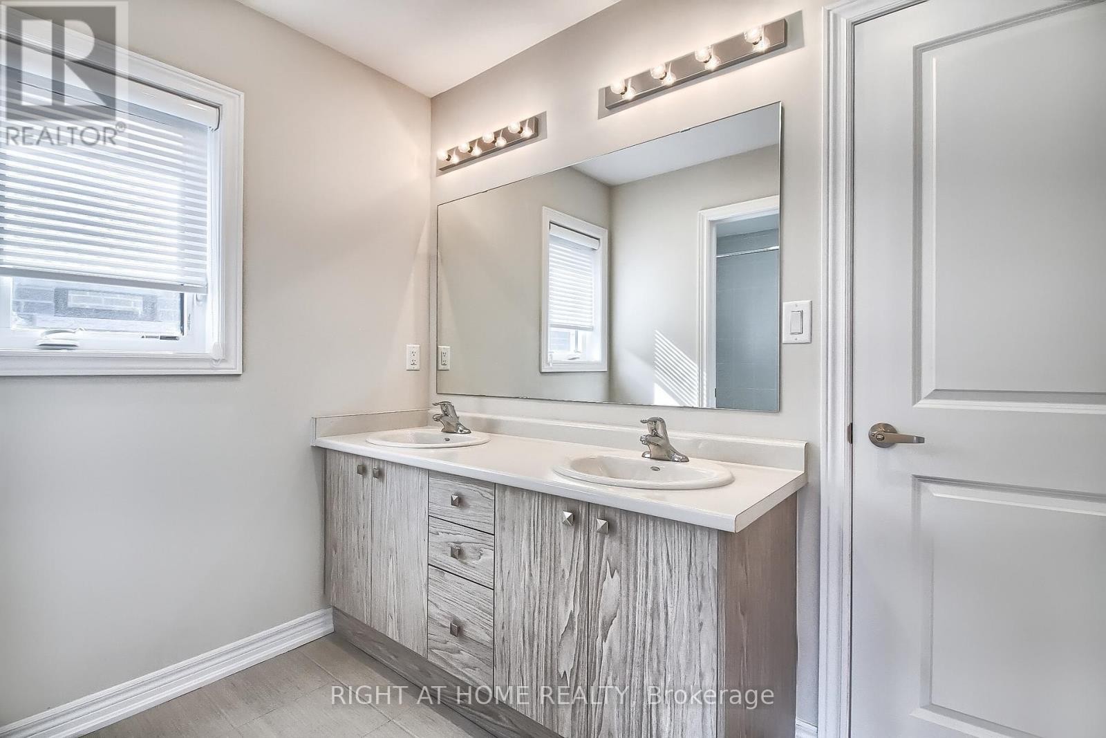 












31 DOROTHY CAINE CRESCENT

,
Georgina (Keswick South),




Ontario
L4P3E9

