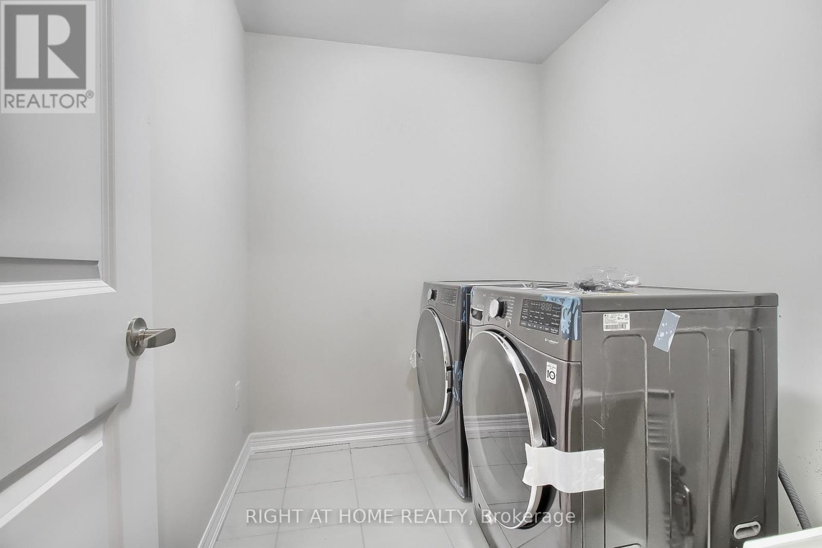 












31 DOROTHY CAINE CRESCENT

,
Georgina (Keswick South),




Ontario
L4P3E9

