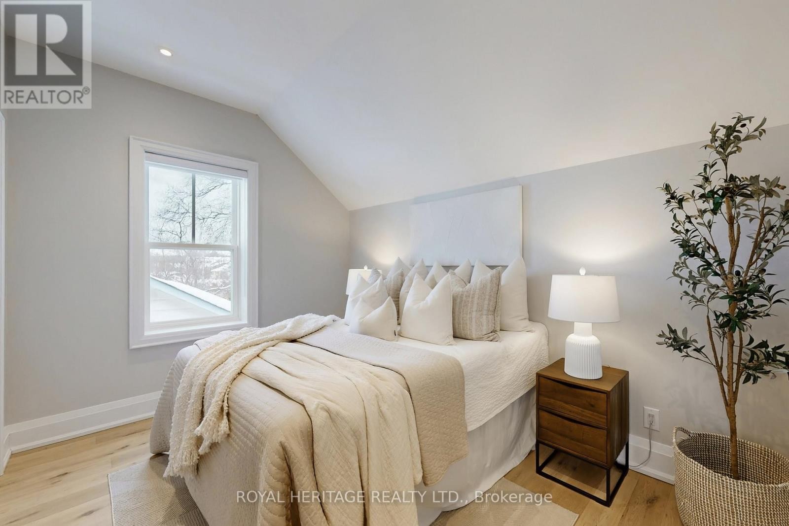 












71 NORTH STREET

,
Georgina (Sutton & Jackson's Point),




Ontario
L0E1R0

