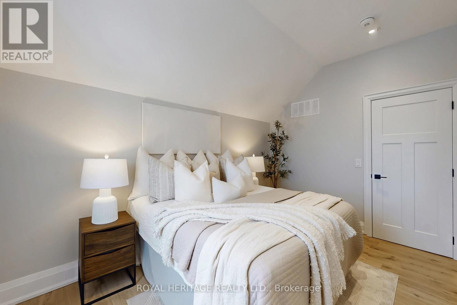 












71 NORTH STREET

,
Georgina (Sutton & Jackson's Point),




Ontario
L0E1R0

