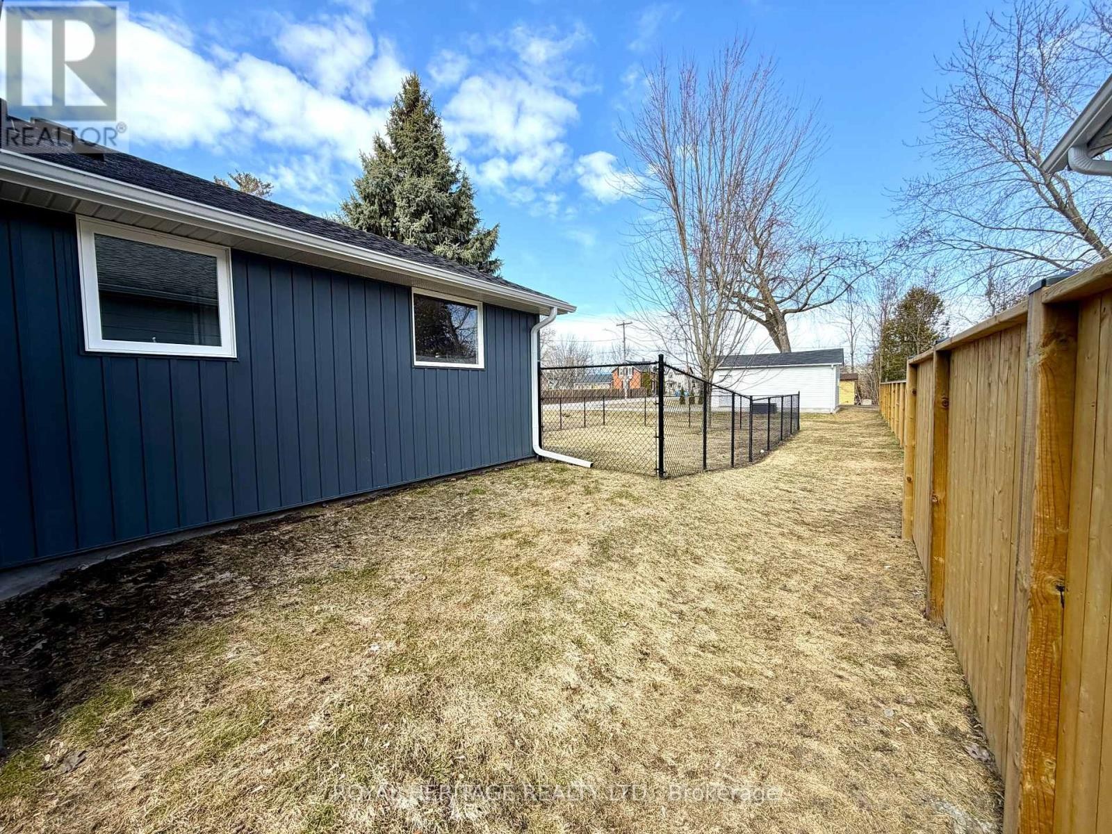 












71 NORTH STREET

,
Georgina (Sutton & Jackson's Point),




Ontario
L0E1R0

