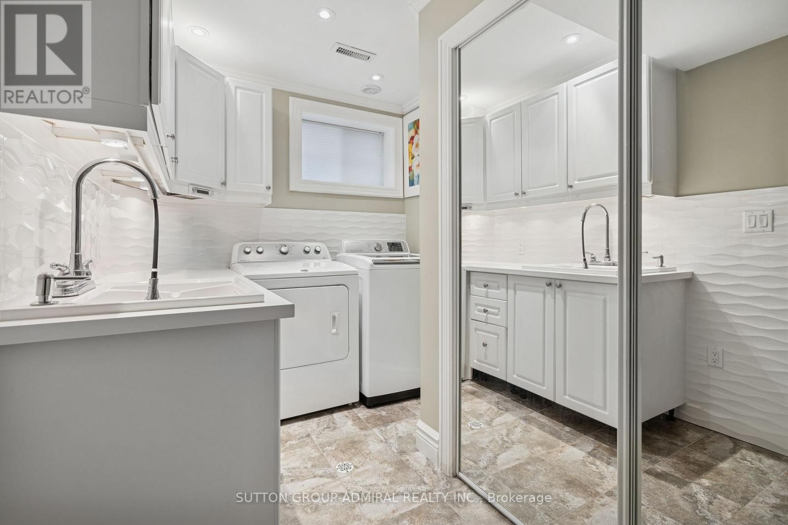 












1221 LAURAND STREET

,
Innisfil (Alcona),




Ontario
L9S0E6

