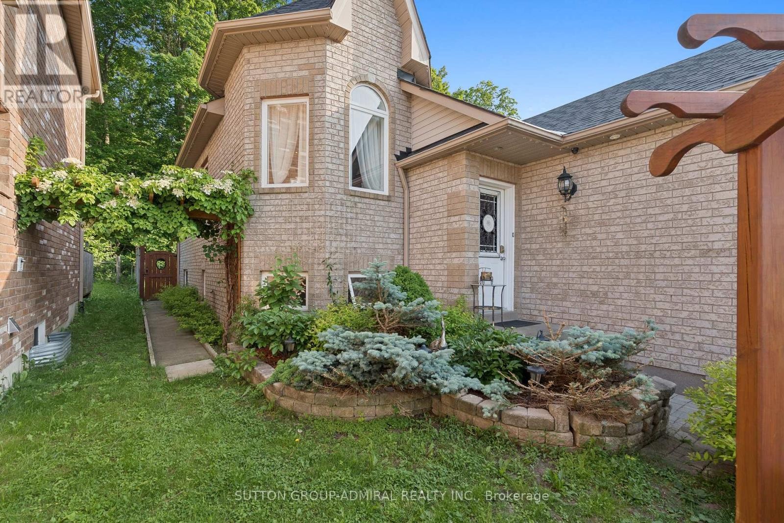 












1221 LAURAND STREET

,
Innisfil (Alcona),




Ontario
L9S0E6

