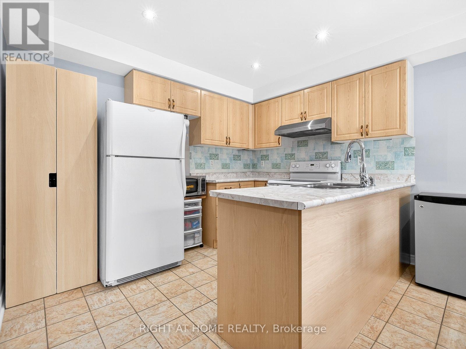 












349 WOOD DUCK LANE

,
Newmarket (Woodland Hill),




Ontario
L3X2X8

