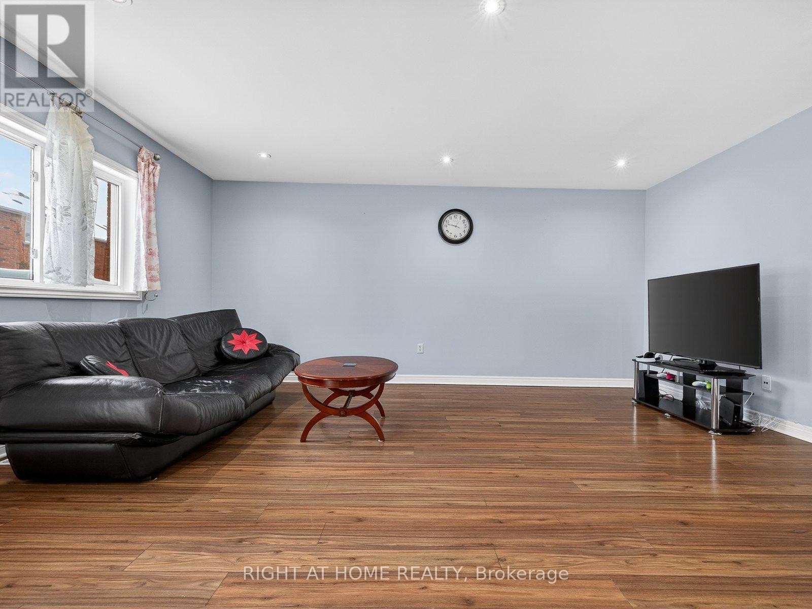 












349 WOOD DUCK LANE

,
Newmarket (Woodland Hill),




Ontario
L3X2X8

