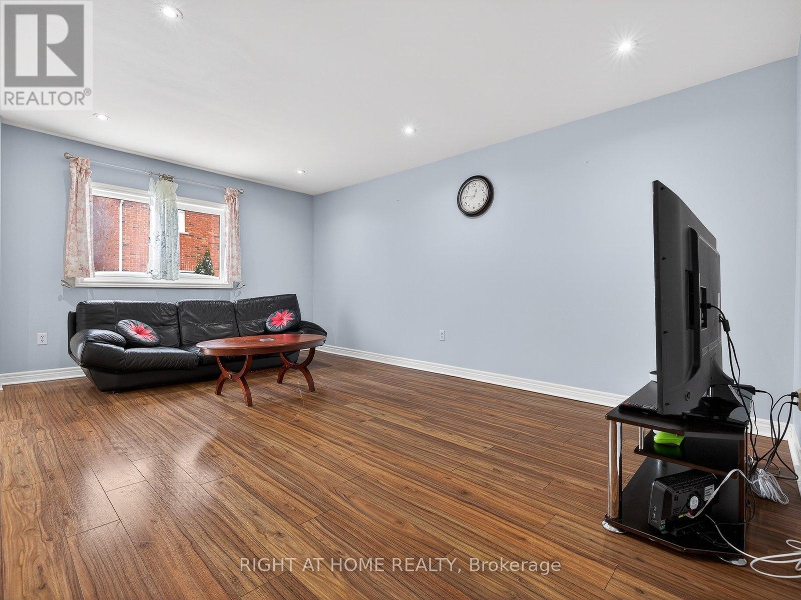












349 WOOD DUCK LANE

,
Newmarket (Woodland Hill),




Ontario
L3X2X8

