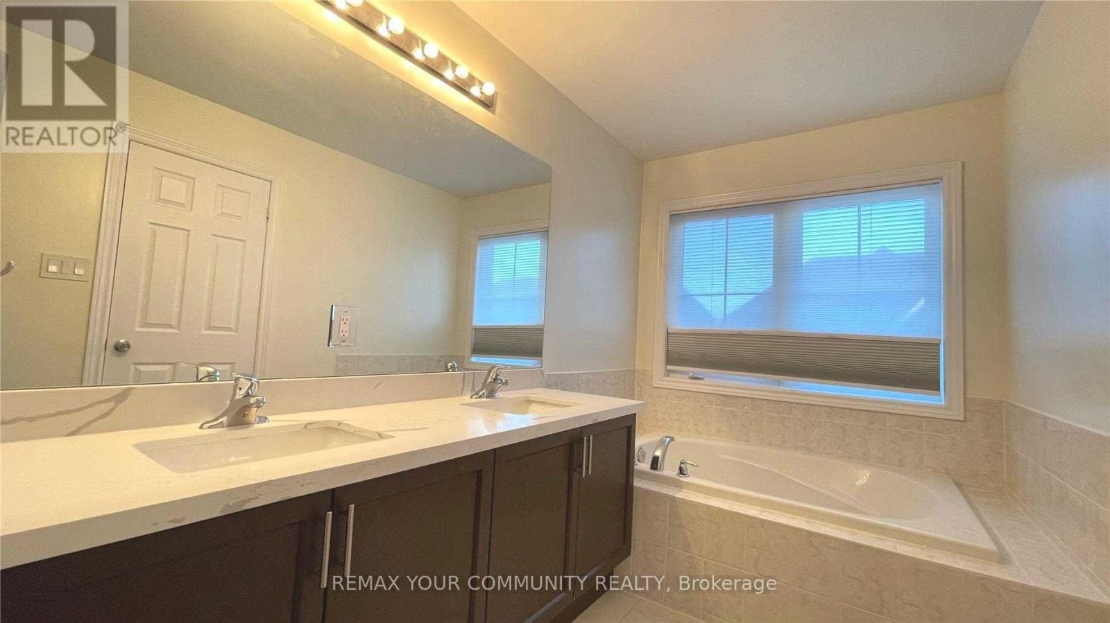 












29 SHARBOT LANE

,
Markham (Greensborough),




Ontario
L6E0S7

