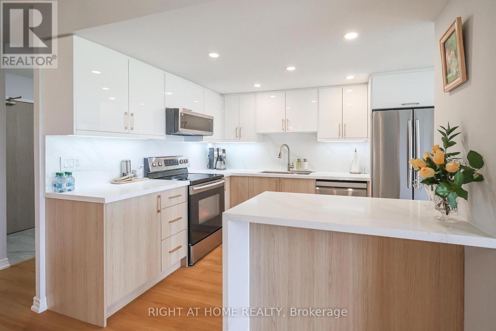 












802 - 30 HARDING BOULEVARD W

,
Richmond Hill (North Richvale),




Ontario
L4C9M3

