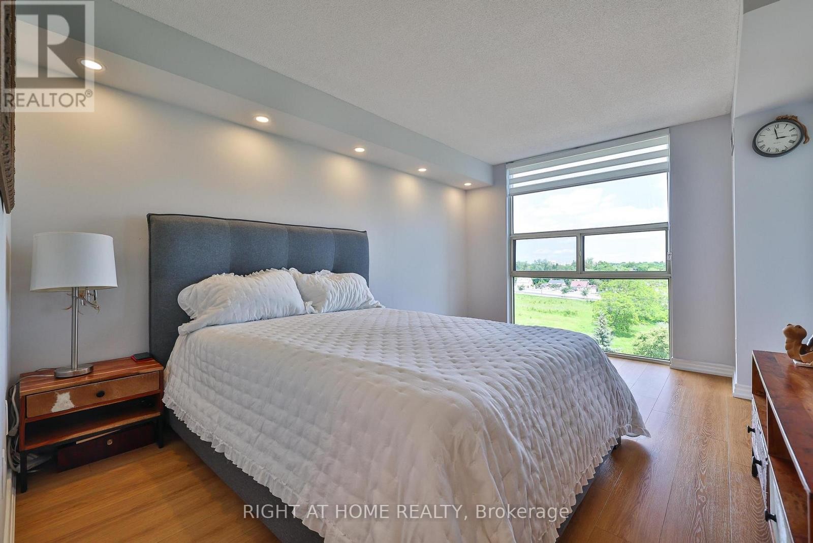 












802 - 30 HARDING BOULEVARD W

,
Richmond Hill (North Richvale),




Ontario
L4C9M3

