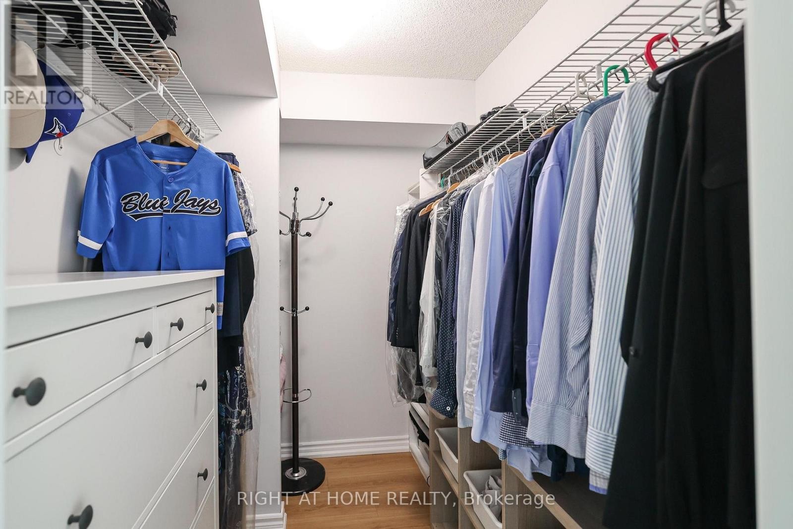 












802 - 30 HARDING BOULEVARD W

,
Richmond Hill (North Richvale),




Ontario
L4C9M3

