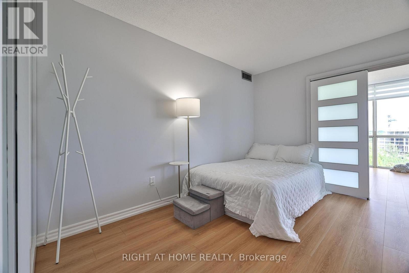 












802 - 30 HARDING BOULEVARD W

,
Richmond Hill (North Richvale),




Ontario
L4C9M3

