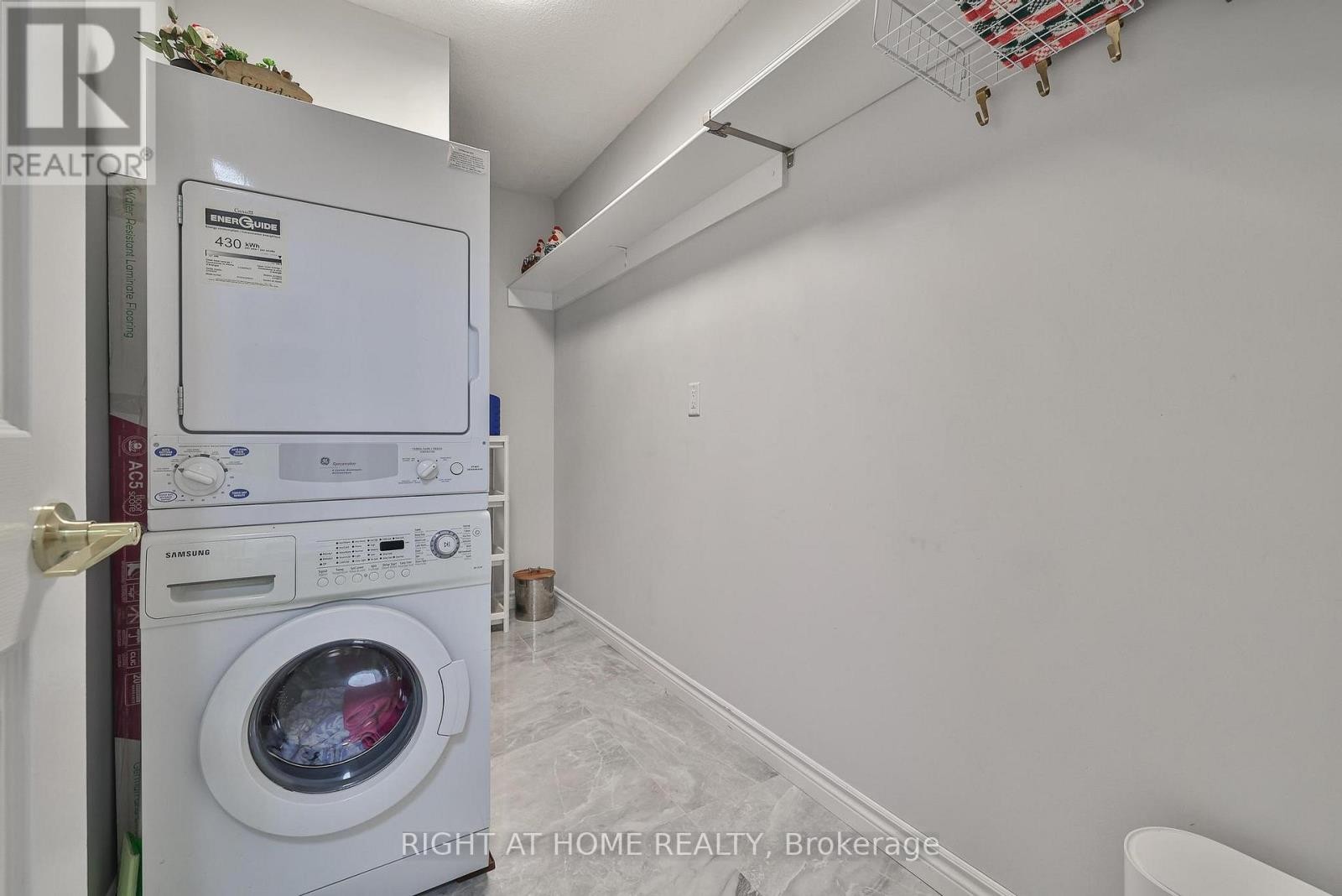 












802 - 30 HARDING BOULEVARD W

,
Richmond Hill (North Richvale),




Ontario
L4C9M3

