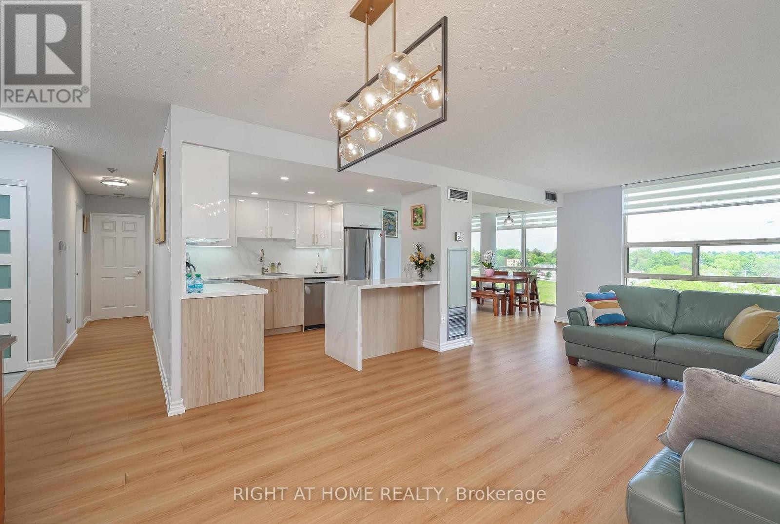 












802 - 30 HARDING BOULEVARD W

,
Richmond Hill (North Richvale),




Ontario
L4C9M3

