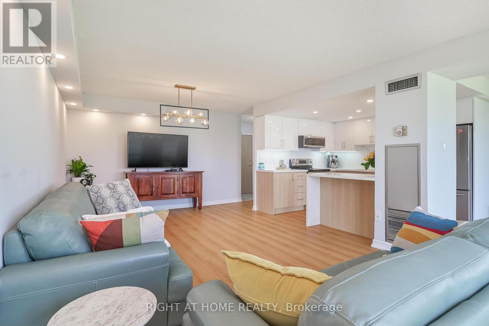












802 - 30 HARDING BOULEVARD W

,
Richmond Hill (North Richvale),




Ontario
L4C9M3


