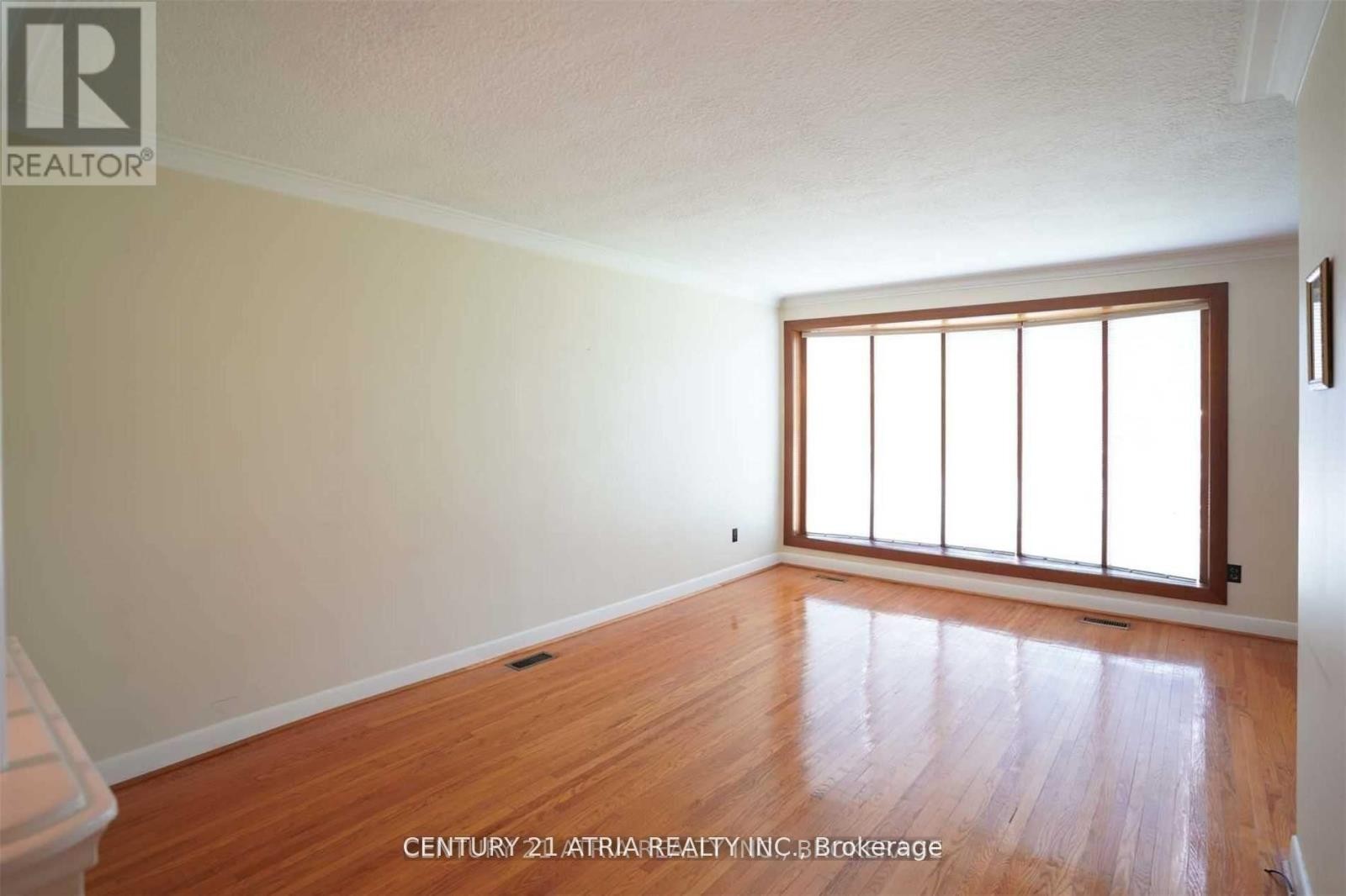 












438 LYNETT CRESCENT

,
Richmond Hill (Crosby),




Ontario
L4C2V7

