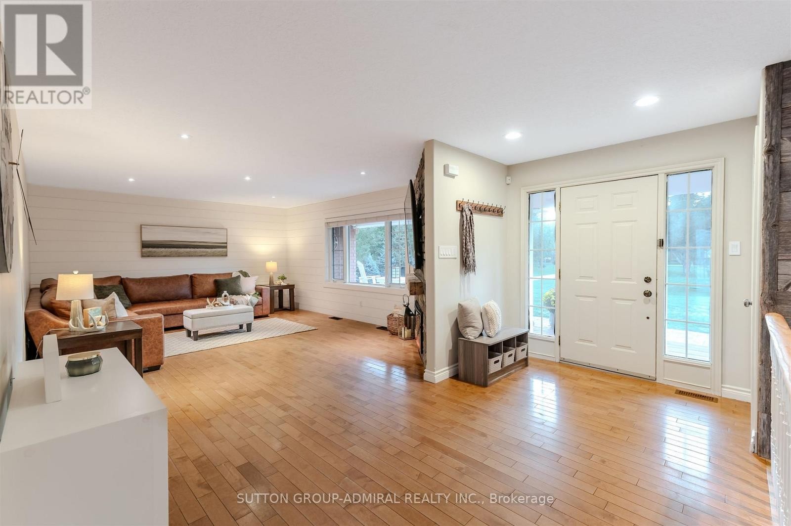 












250 DENNEY DRIVE

,
Essa,




Ontario
L3W0T8

