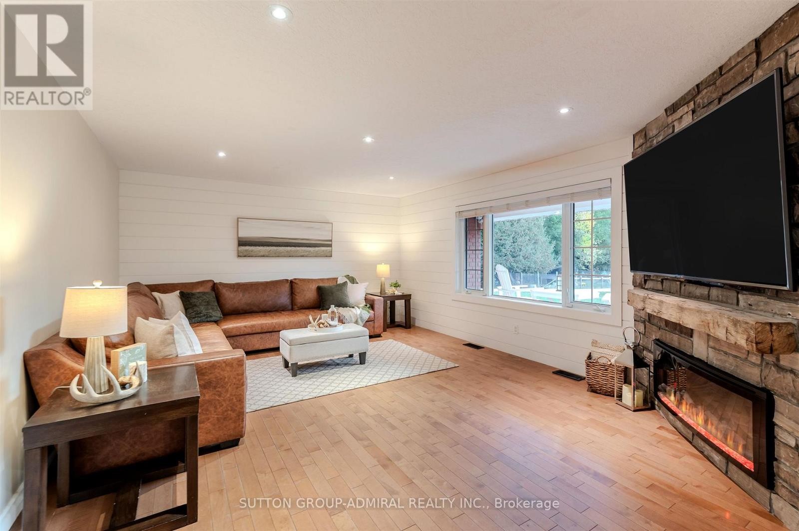 












250 DENNEY DRIVE

,
Essa,




Ontario
L3W0T8

