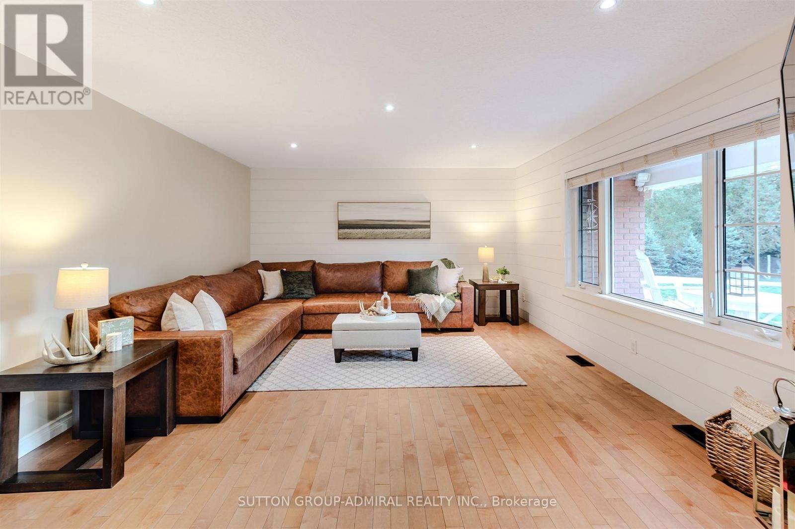 












250 DENNEY DRIVE

,
Essa,




Ontario
L3W0T8

