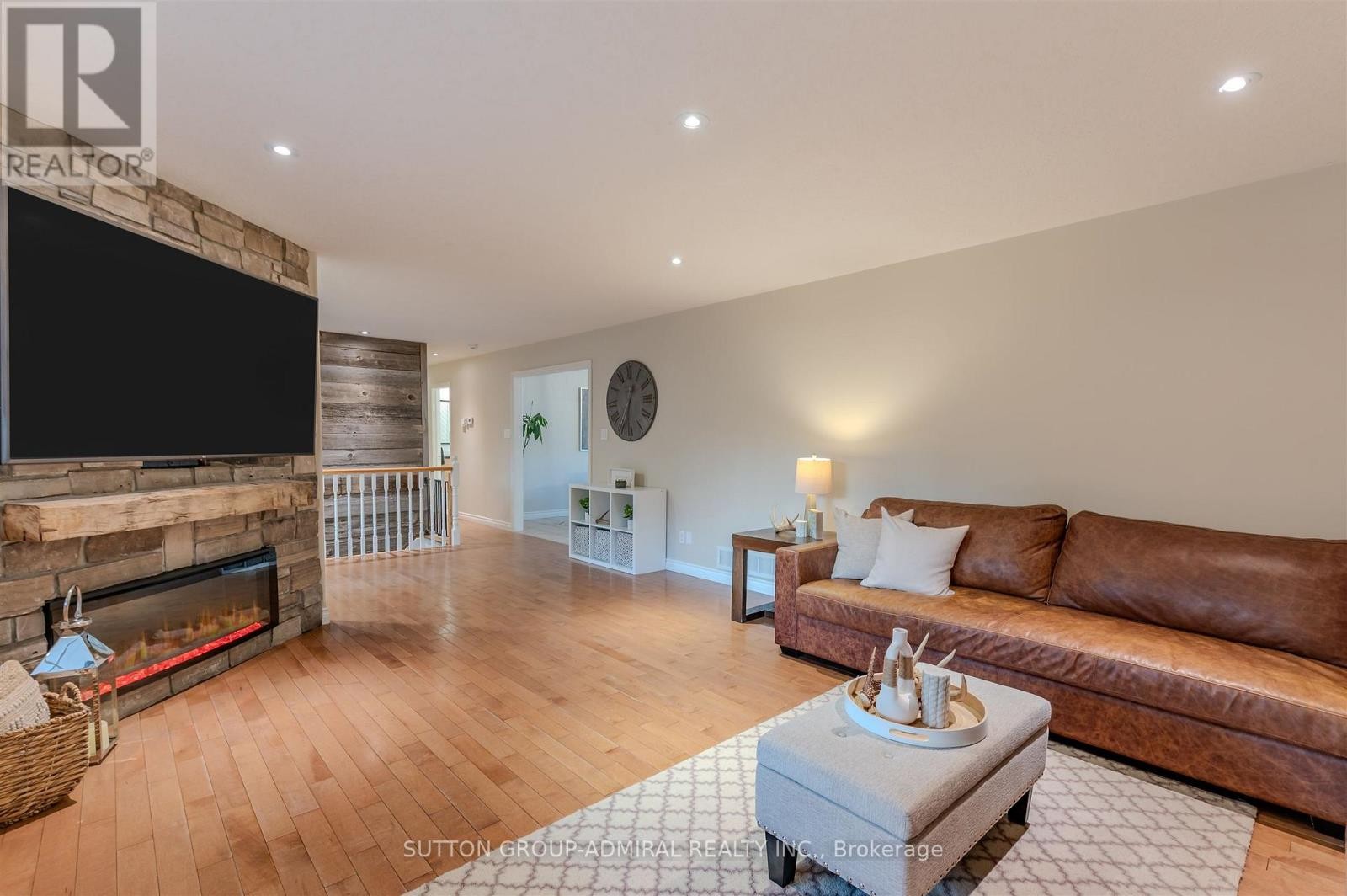 












250 DENNEY DRIVE

,
Essa,




Ontario
L3W0T8

