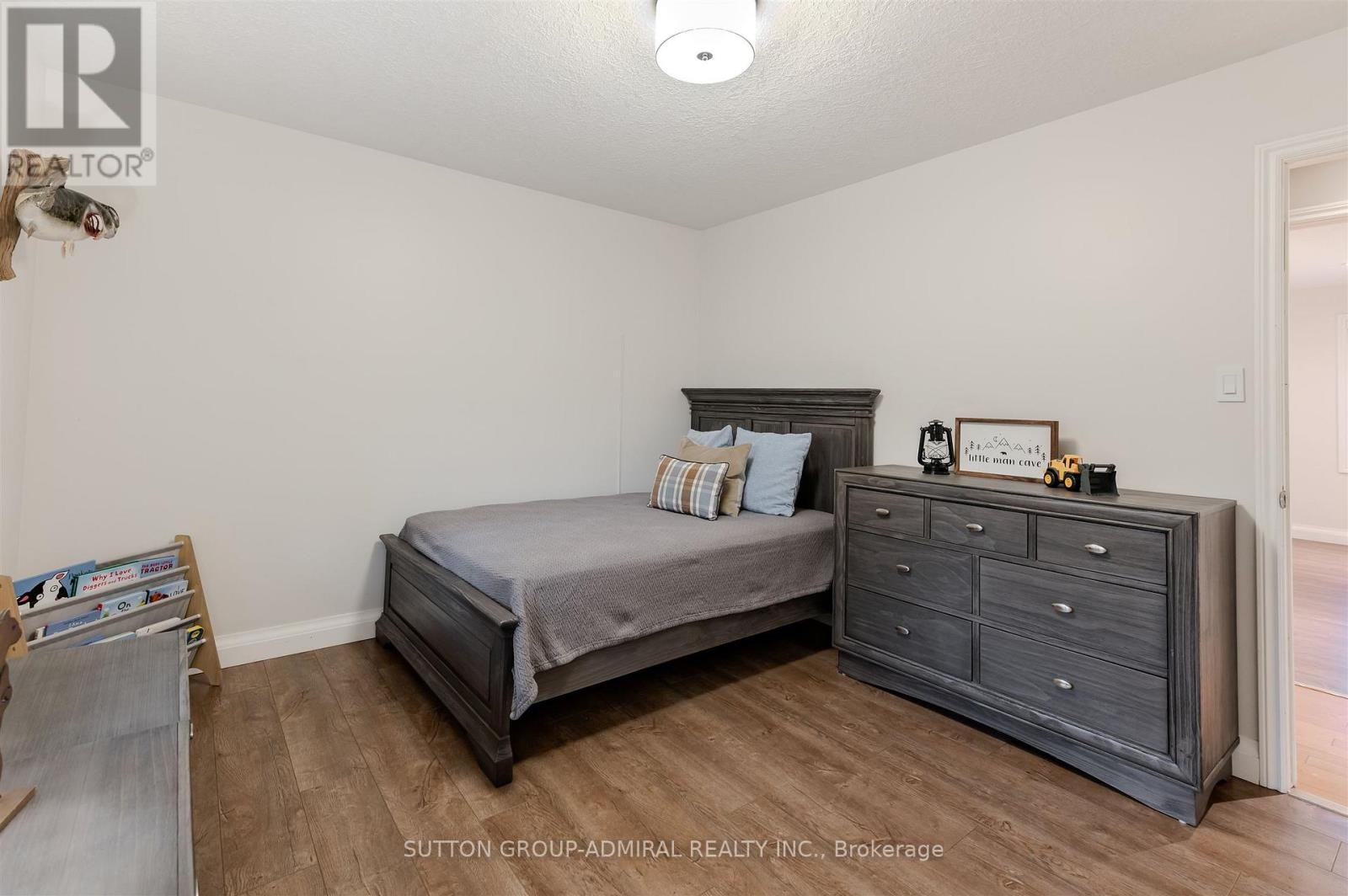 












250 DENNEY DRIVE

,
Essa,




Ontario
L3W0T8

