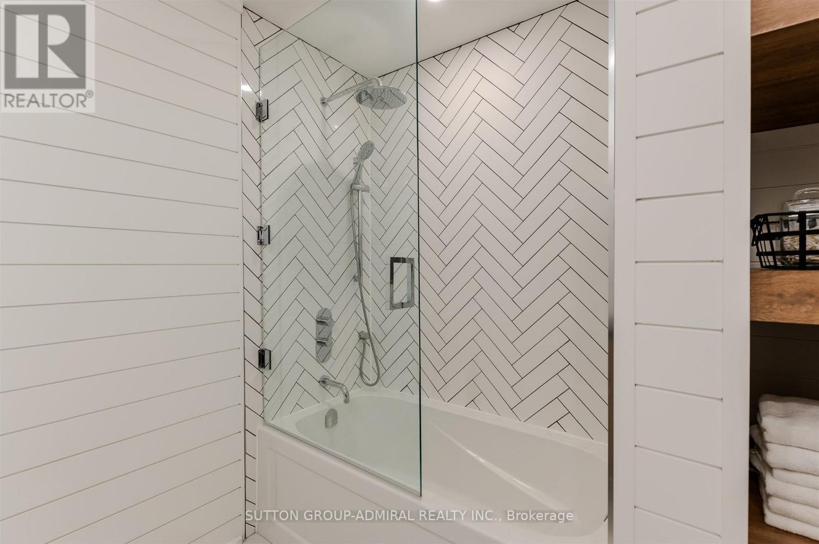 












250 DENNEY DRIVE

,
Essa,




Ontario
L3W0T8

